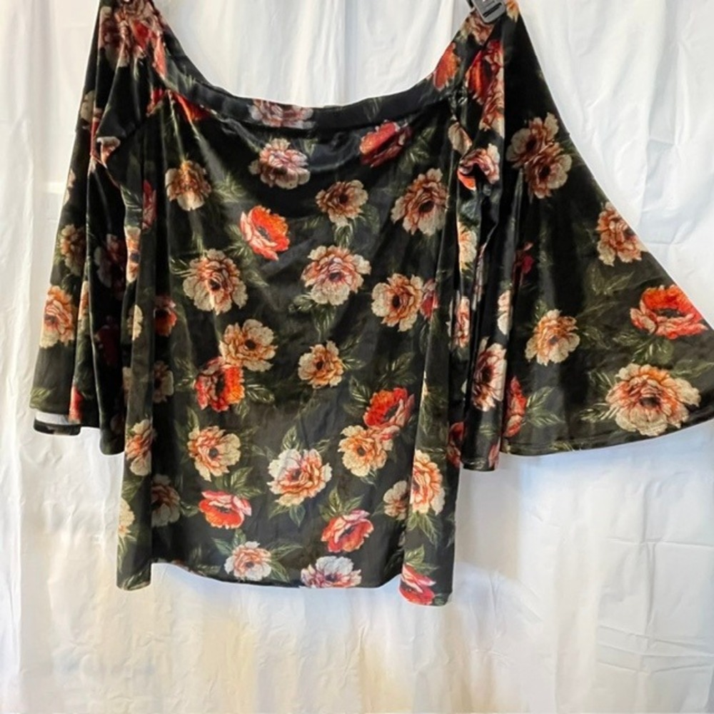 Torrid Sz 2 Black Velvet Dark Floral Off Shoulder Bell Sleeve Romantic Goth Top